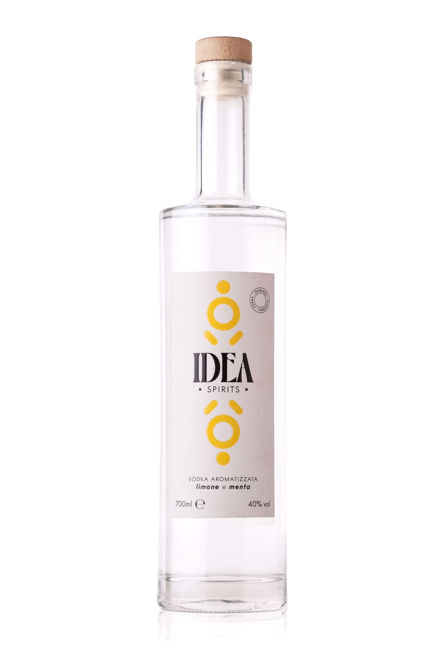 Bottiglia di vodka idea spirits con etichetta bianca e decorazione gialla con il logo nero